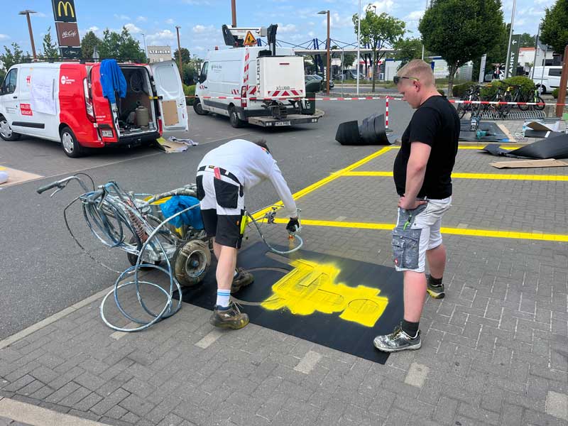 Der_Fahrbahnmarkierer by Heuer Malermeister GmbH, Mc Donalds Parkplatz, Behindertenparkplatz markierung